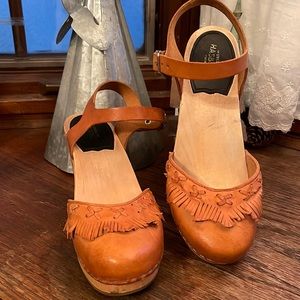 Platform heeled clogs
